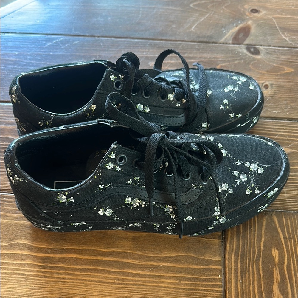 Women’s vans floral black shoes. Size 7 or men’s 5.5